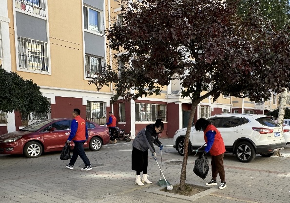 城市燃熱集團(tuán)城發(fā)供熱橋靠分公司黨總支部協(xié)助呼哈路社區(qū)開展“民生微實事”活動 (3).jpg 城市燃熱集團(tuán)城發(fā)供熱橋靠分公司黨總支部協(xié)助呼哈路社區(qū)開展“民生微實事”活動 (3).jpg